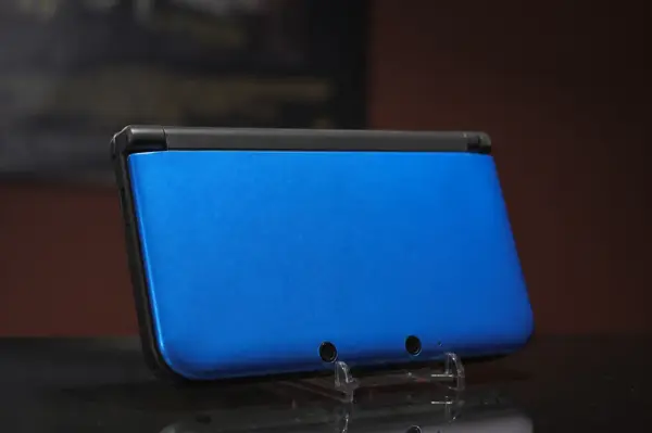 Alternative view of Nintendo 3DS XL